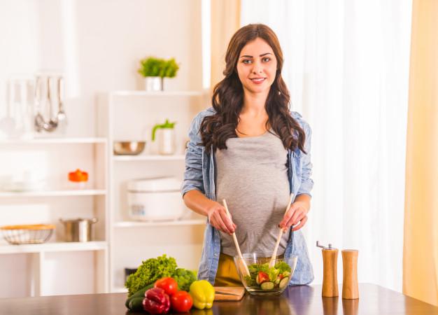 تغذیه در بارداری چگونه است و چطور می‌توان تغذیه سالم داشت؟ + تغذیه هفته به هفته بارداری چه اصولی دارد؟