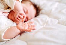علائم تشنج در نوزادان که والدین باید بشناسند؛ علت و درمان