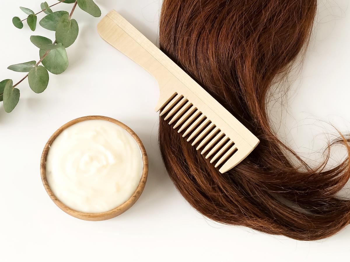 بررسی مهم‌ترین عوامل تاثیرگذار بر ریزش مو + معرفی انواع ماسک مو خانگی برای درمان ریزش مو + بررسی فواید آن ها در سلامتی و تقویت مو