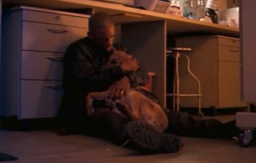 دکتر نویل جسم بی‌جان سگ باوفایش سم را در آغوش گرفته است