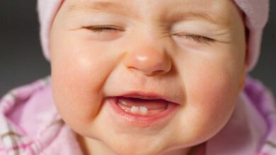 مراحل دندان در آوردن کودک و راهکارهای تسکین درد چیست؟