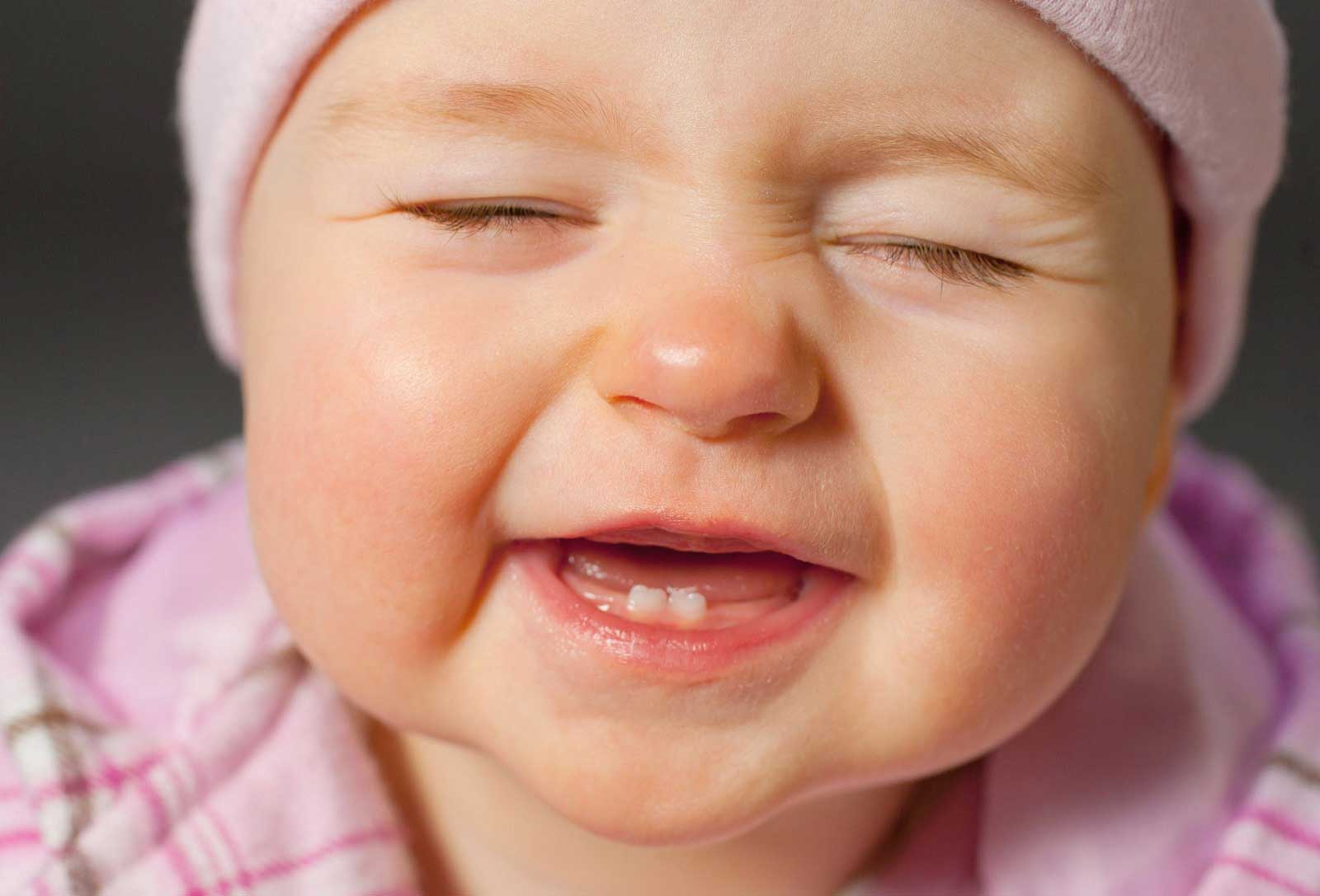 مراحل دندان در آوردن کودک و راهکارهای تسکین درد چیست؟