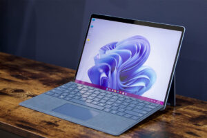 مقایسه سرفیس پرو 9 با HP Elite x2 G8 – کدام ارزش خرید بیشتری دارد؟